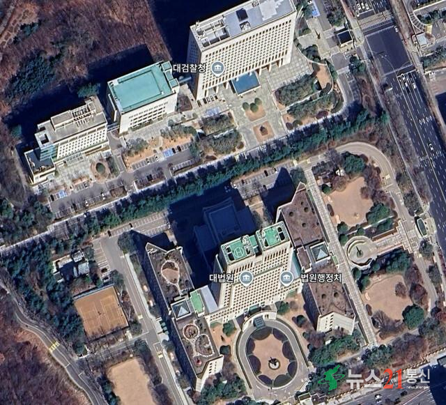 서울 서초동 대법원 및 대검찰청 위성사진. 대법원 건물 왼편에 테니스장 2개면 등 유휴 공간이 있다. 대검찰청 건물 맨 왼편에 있는 디지털포렌식센터는 테니스장 3개면을 철거하고 그 자리에 지었다. 구글어스 갈무리