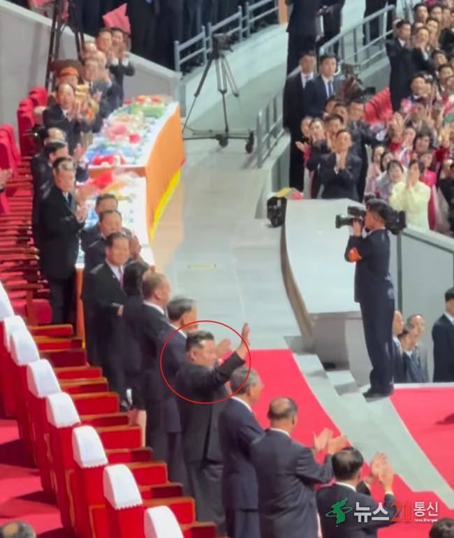 김정은(빨간원) 북한 국무위원장이 노동당 창건 80주년을 맞아 지난 9일 밤 평양 중구역 릉라도에 위치한 5월 1일 경기장에서 전야행사에 나타났다 .ⓒDPRK360 인스타그램 캡쳐