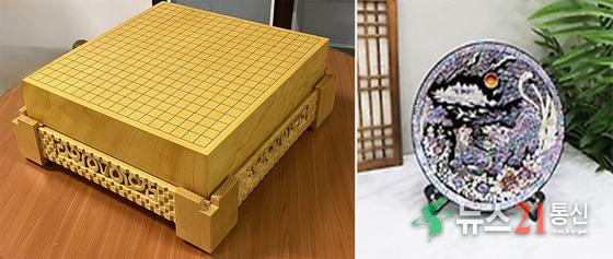 본비자 바둑판(왼쪽)과 나전칠기 자개원형쟁반. 사진 대통령실