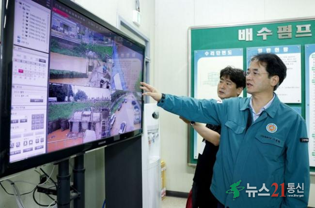 지난 8월 강매배수펌프장 현장점검 중인 이동환 고양특례시장. 고양특례시 제공