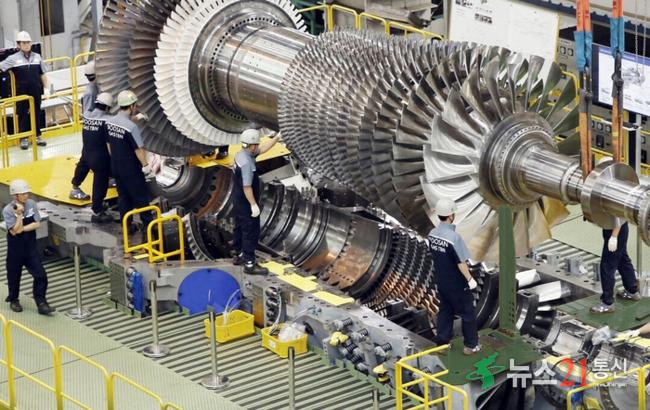  발전기용 가스터빈의 최종조립을 위해 로터 블레이드를 설치하는 모습 [사진=두산에너빌리티]