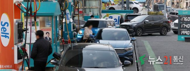 정부 대응...서울 평균 휘발유·경유 값 하락 전환